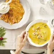 Plato con receta de gazpacho de salmón