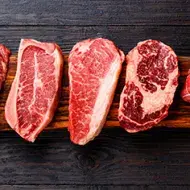 Cinco cortes para sellar la carne sobre una tabla de picar 