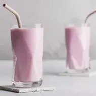 Dos vasos de malteadas de mangostino