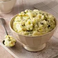 Puré de papas gratinado servido en un tazón