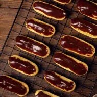 Bandeja con eclairs de chocolate