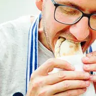Hombre degustando unas deliciosas empanadas de hojaldre