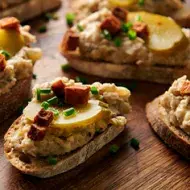 Montaditos de pan crujiente con pepinillos y chorizo