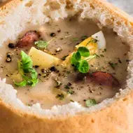 Exquisito panne cook relleno de marisco en salsa de ajo.