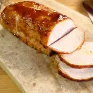 Porchetta rebanada sobre tabla de picar.