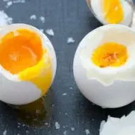 Huevos cocidos utilizados para hacer huevo escocés.