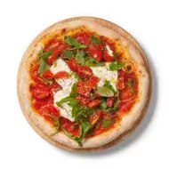 Pizza con burrata, pasta de tomate y rúgula.