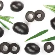 Aceitunas frescas cortas a la mitad y enteras para rellenarse.