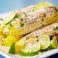 Elotes con mantequilla y limón, sus granos se utilizan para la mazamorra.