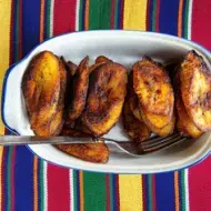 Plátano maduros fritos servidos en un plato