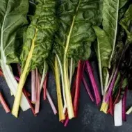 Variedades de acelga de colores, incluyendo acelga roja, amarilla y verde