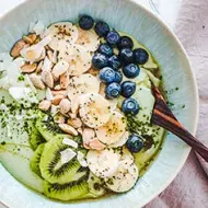 Una gran cantidad de frutas y verduras contienen estos elementos tan importantes y son bastante sabrosas Tazón con frutas y verduras que contienen potasio y magnesio