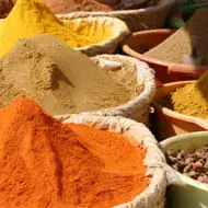 Grandes canastos de especias en polvo.