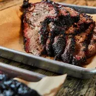 Esta es una de las formas de preparación de brisket que ha tomado más popularidad. Delicioso brisket texano recién sacado del horno