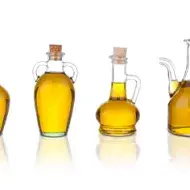 Tipos de aceite de cocina, variedad y sabor. Cuatro tipos de aceite de cocina en recipientes de vidrios distintos.