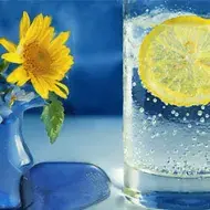 Bebida refrescante de agua carbonatada y limón