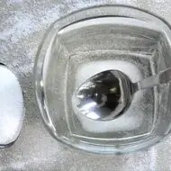 proceso en el que se está haciendo salmuera para cocinar.
