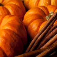 Tres borojós junto con ramas de árbol.