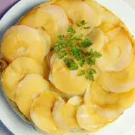 Chayote laminado y puesto en espiral sobre un plato redondo.