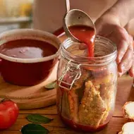Cocinero conservando alimentos en escabeche.
