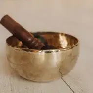 Mate y bombilla con yerba mate en el interior.