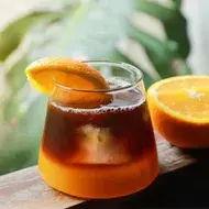 Bebida refrescante de nance y naranja.