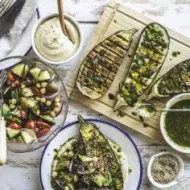 Cena con berenjenas a la parrilla y proteína vegetal.