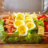 Envases plásticos con tapa transparente para alimentos.