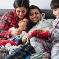 Familia relajándose para ver películas de navidad.