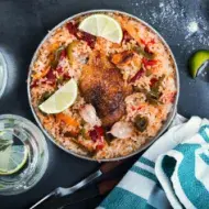 Sartén de pollo, arroz y verduras, plato único de guandú panameño.