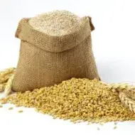 Saco de grano de trigo y salvado de trigo.