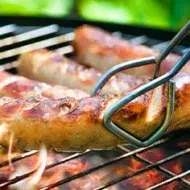 Deliciosas salchichas alemanas a la parrilla.