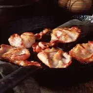 Espátulas de metal cocinando Bacon.