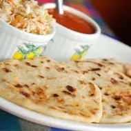 Pupusa salvadoreña con cerdo y queso. 