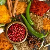 Achiote junto a otras especias.