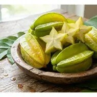 Carambola sobre cuenco de madera.