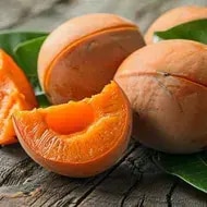 Mamey sobre una mesa.