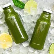 Jugo verde prensado natural.