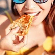 Mujer comiendo quesadilla con queso morolique.