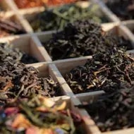 Secado solar en plantas de té.