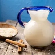 Tipo de horchata sobre mesa de madera.