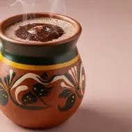 Tiste casero caliente en taza artesanal.