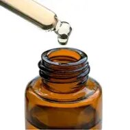 Aceite de canela en fondo blanco.