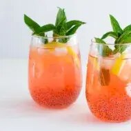 Refresco de chan con rodajas de limón.