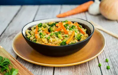 arroz frito con huevo y vegetales arroz frito con huevo y vegetales