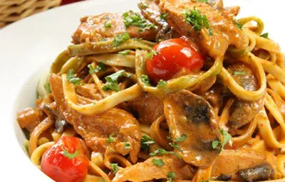 Espaguetis en salsa de atún Espaguetis en salsa de atún