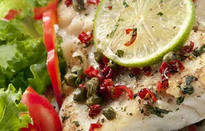 Filete de pescado con salsa al limón y alcaparras Filete de pescado con salsa al limón y alcaparras