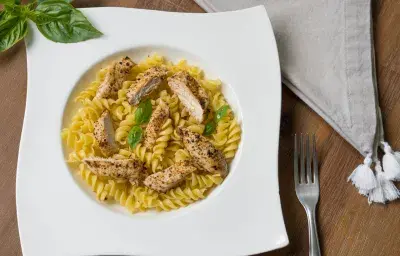Pollo al tomate con pasta en Freidora de Aire Pollo al tomate con pasta en Freidora de Aire