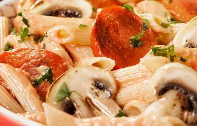 Pasta Penne con salchichas guisadas y hongos Pasta Penne con salchichas guisadas y hongos