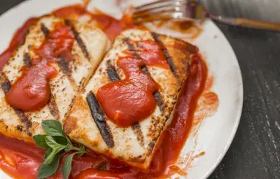 Queso nacional tostado en salsa de tomate Queso nacional tostado en salsa de tomate